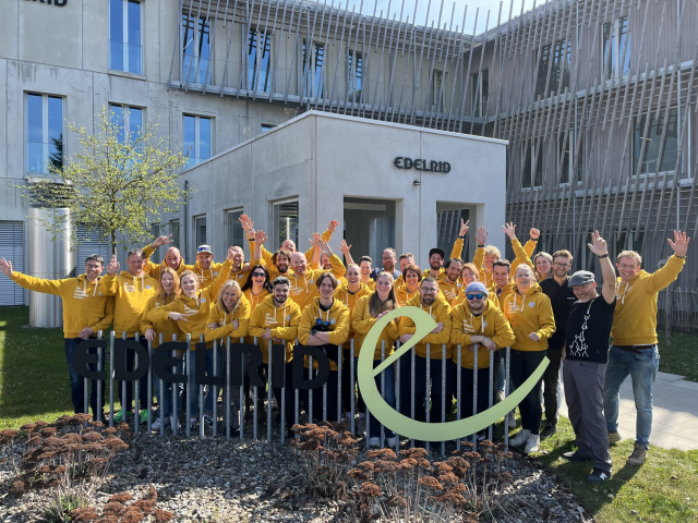 Edelrid bedrijfsbezoek groepsfoto voor het gebouw in Duitsland